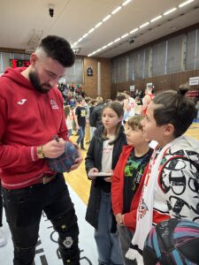 Žáci fandí na basketbalu